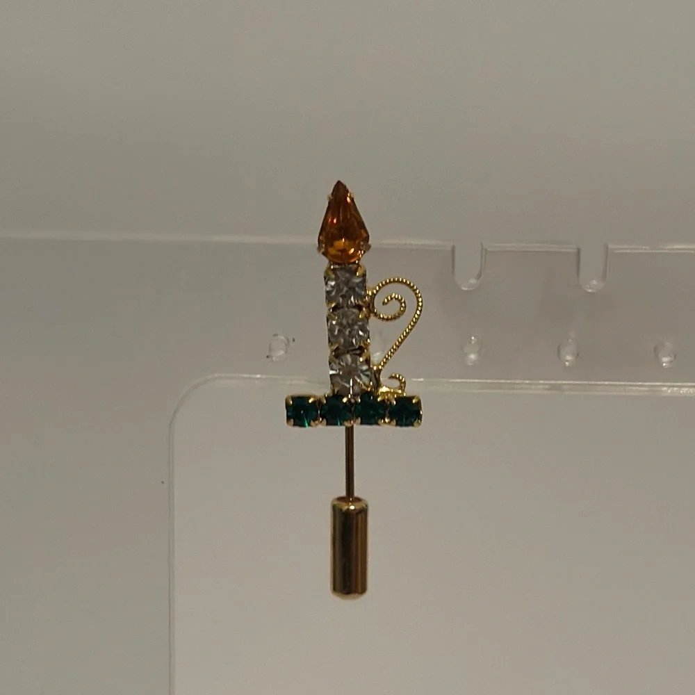 Elegant Gold and Green Brooch with Candle Design